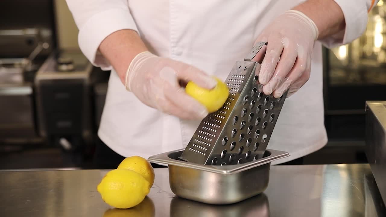Chef che grattugia la scorza dei limoni