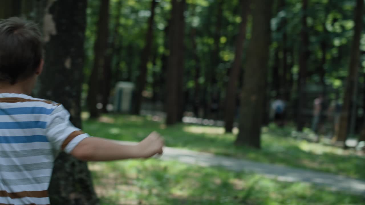 백인 소년이 놀이터에서 뛰고 놀고 있습니다.