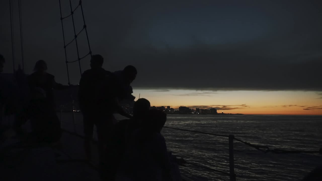 친구 들 이 케이프 타운 에서 해 가 지는 것 을 지켜보면서 음료 를 즐기고 있다