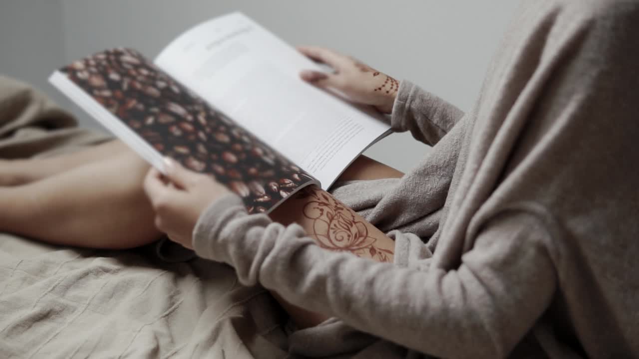 침대에서 잡지를 읽는 여자