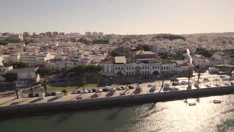 Paseo-Junto-Al-Río-Al-Amanecer,-Lagos,-Algarve