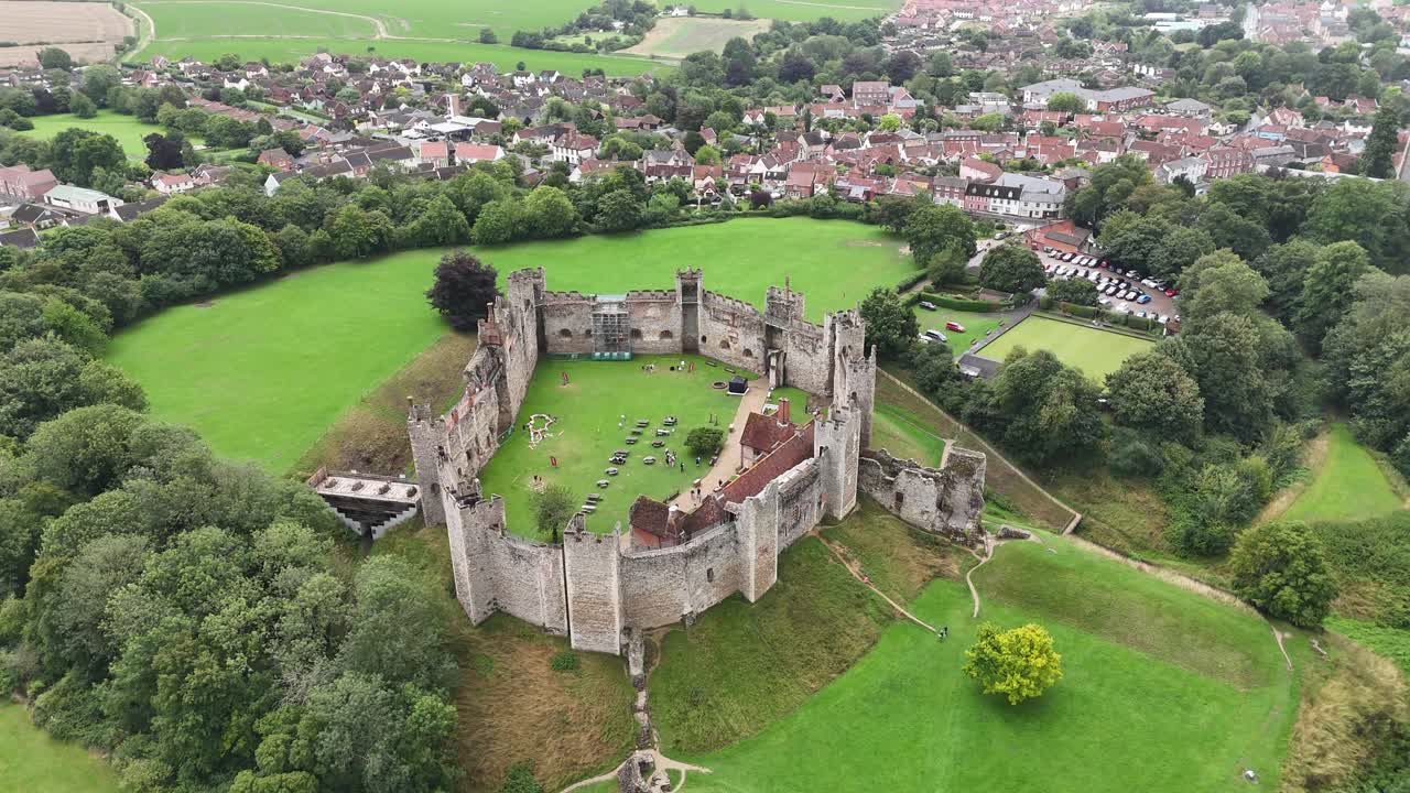 Castello di Framlingham, Suffolk, Regno Unito, drone in risalita con ripresa aerea in retromarcia