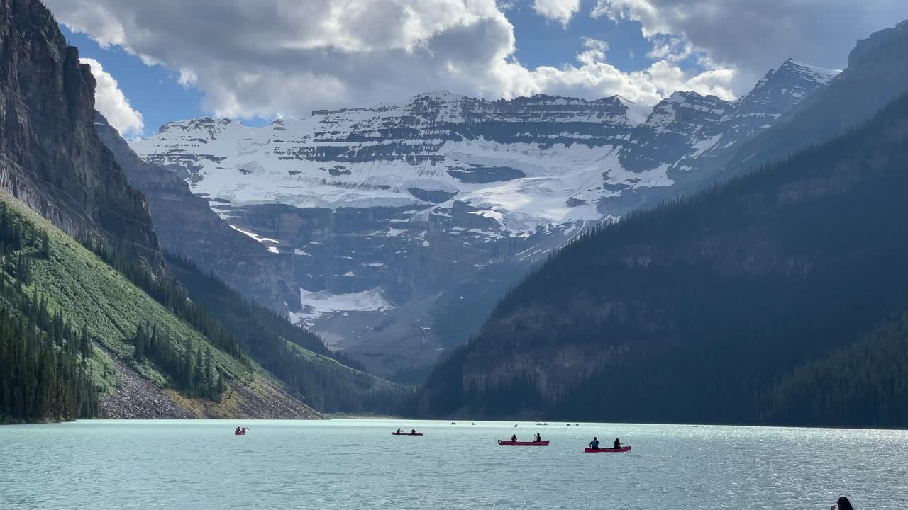 뒷면 에 빙하 가 있는 산 호수 에 있는 카누