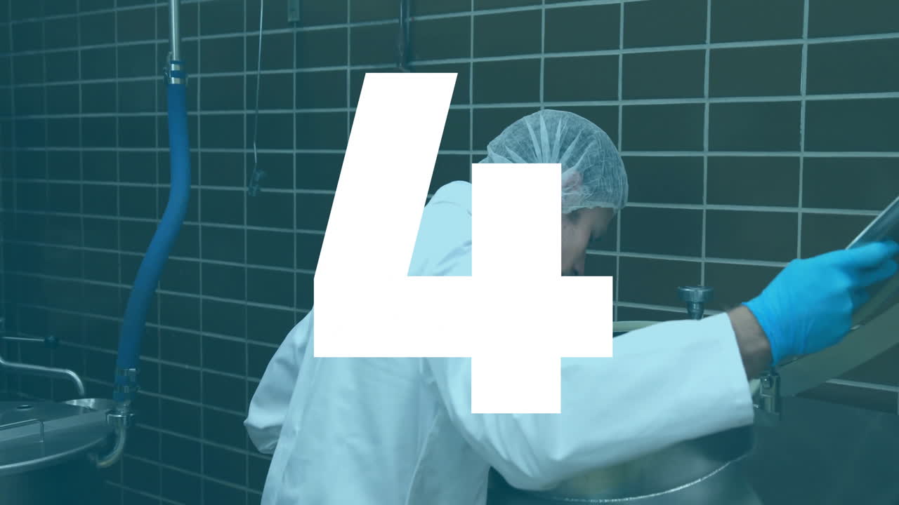 Animazione del numero 5 su un lavoratore in camice da laboratorio che maneggia attrezzature industriali.
