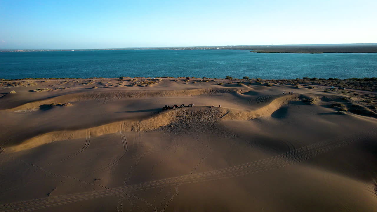 tiro de drones de personas practicando sandboarding en las dunas de mogote en baja california sur mexico