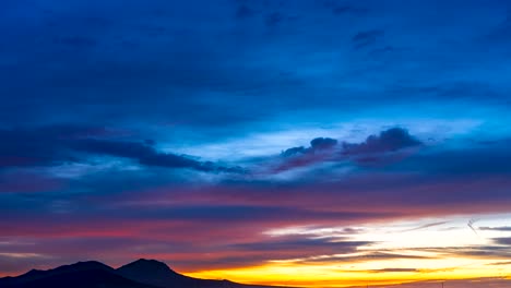 amanecer increíblemente colorido sobre las montañas silueteadas del desierto de mojave - amanecer glorioso se rompe en este lapso de tiempo