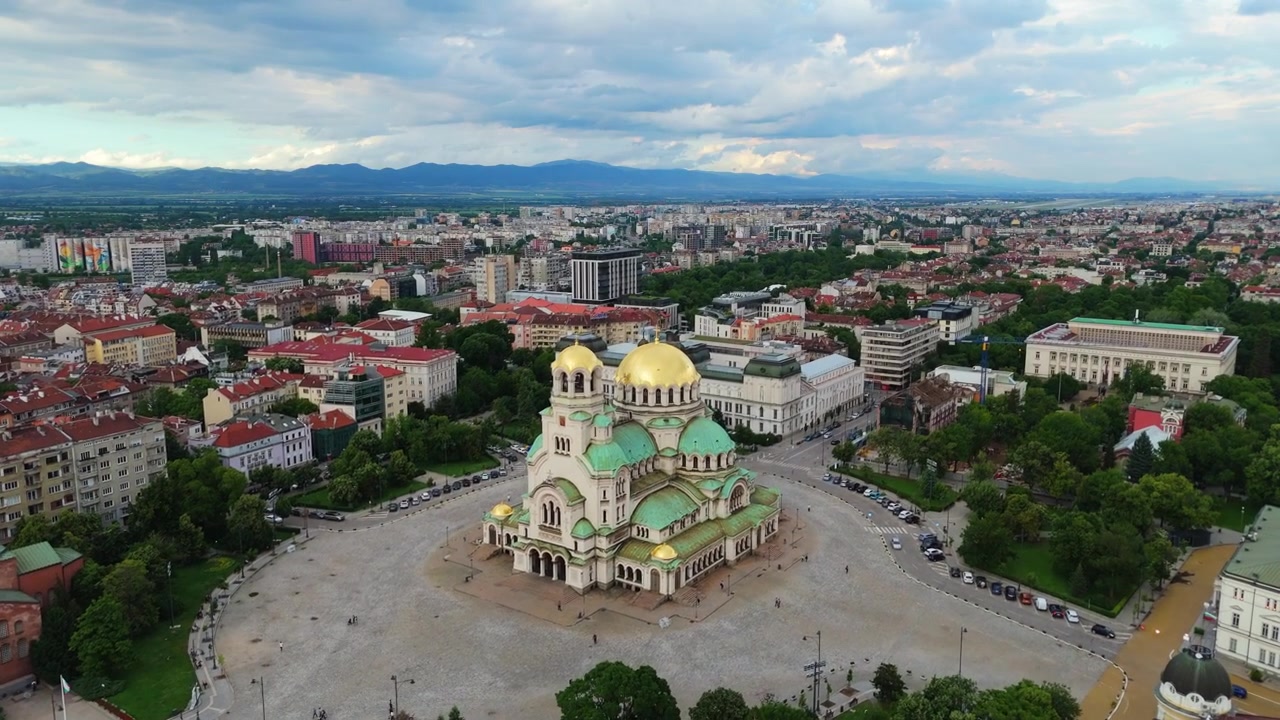 Panorama de drone em alta altitude da histórica Catedral Alexander Nevsky em Sófia. Vista aérea do centro da capital búlgara com parques verdes.
