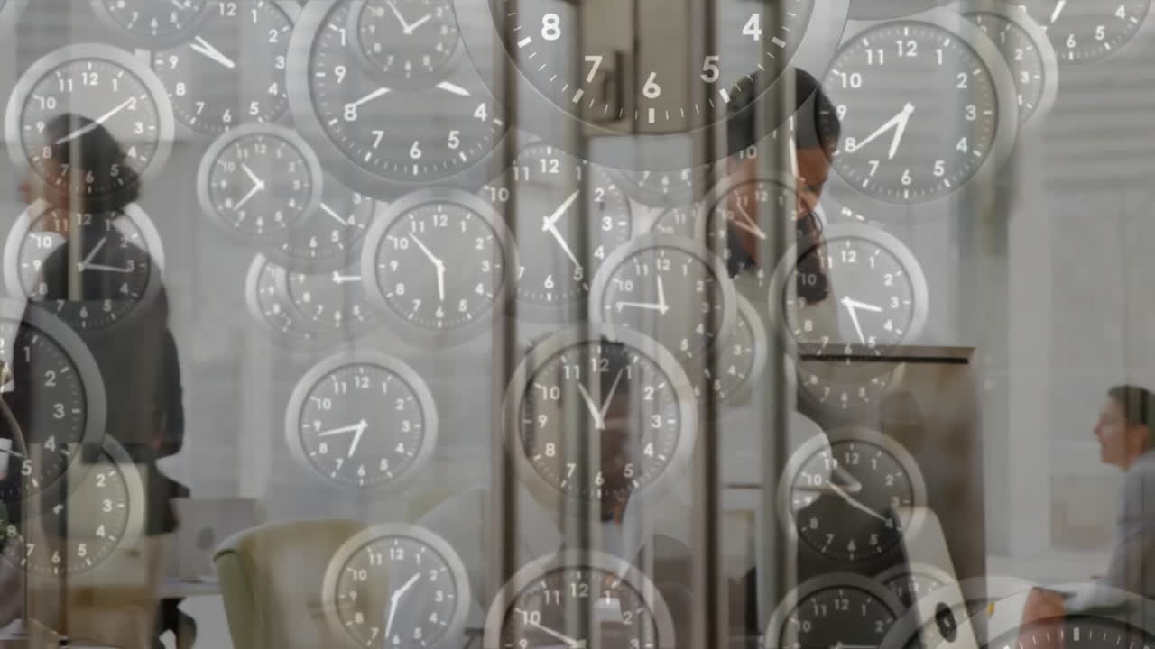 animación de relojes que caen con agujas que se mueven rápidamente sobre diversos colegas en una oficina casual