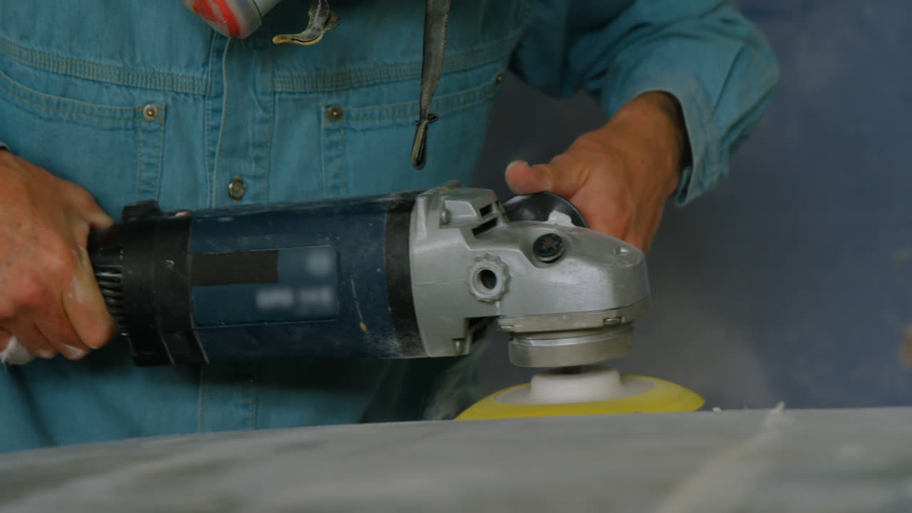 hombre moliendo tabla de surf 4k