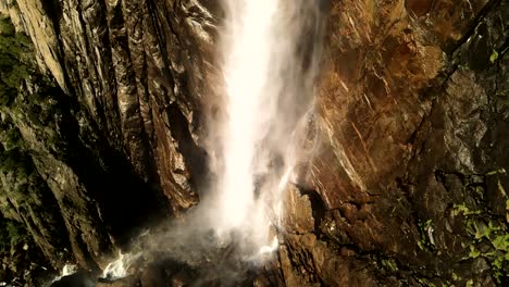 una cámara lenta, un dron, tomas aéreas y cinematográficas de las cascadas de yosemite