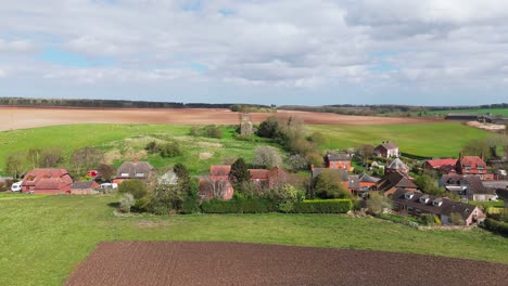 Luftaufnahmen-Einer-Drohne-Von-Einem-Kleinen-Dorf-Namens-Burwell-In-Lincolnshire-Im-Vereinigten-Königreich