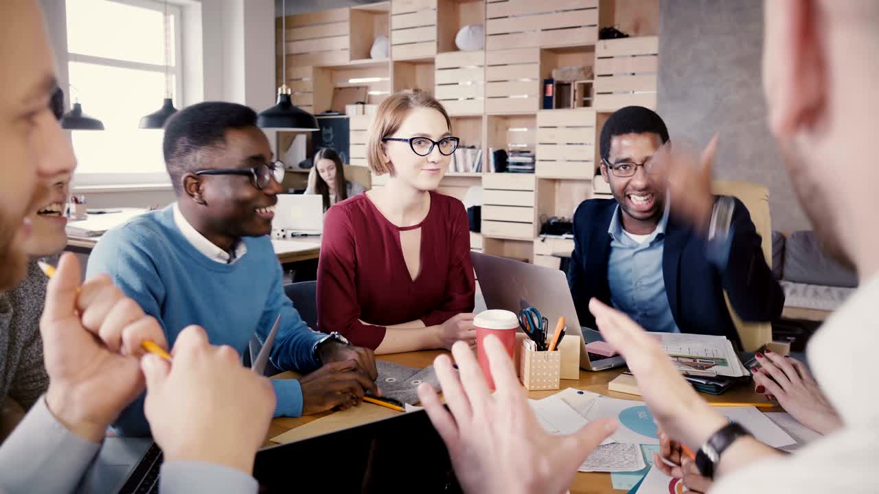 오피스 미팅에서 혼합 민족 팀 브레인 스 행복한 창의적 인 밀레니얼 동료 그룹 비즈니스 아이디어를 논의 4k