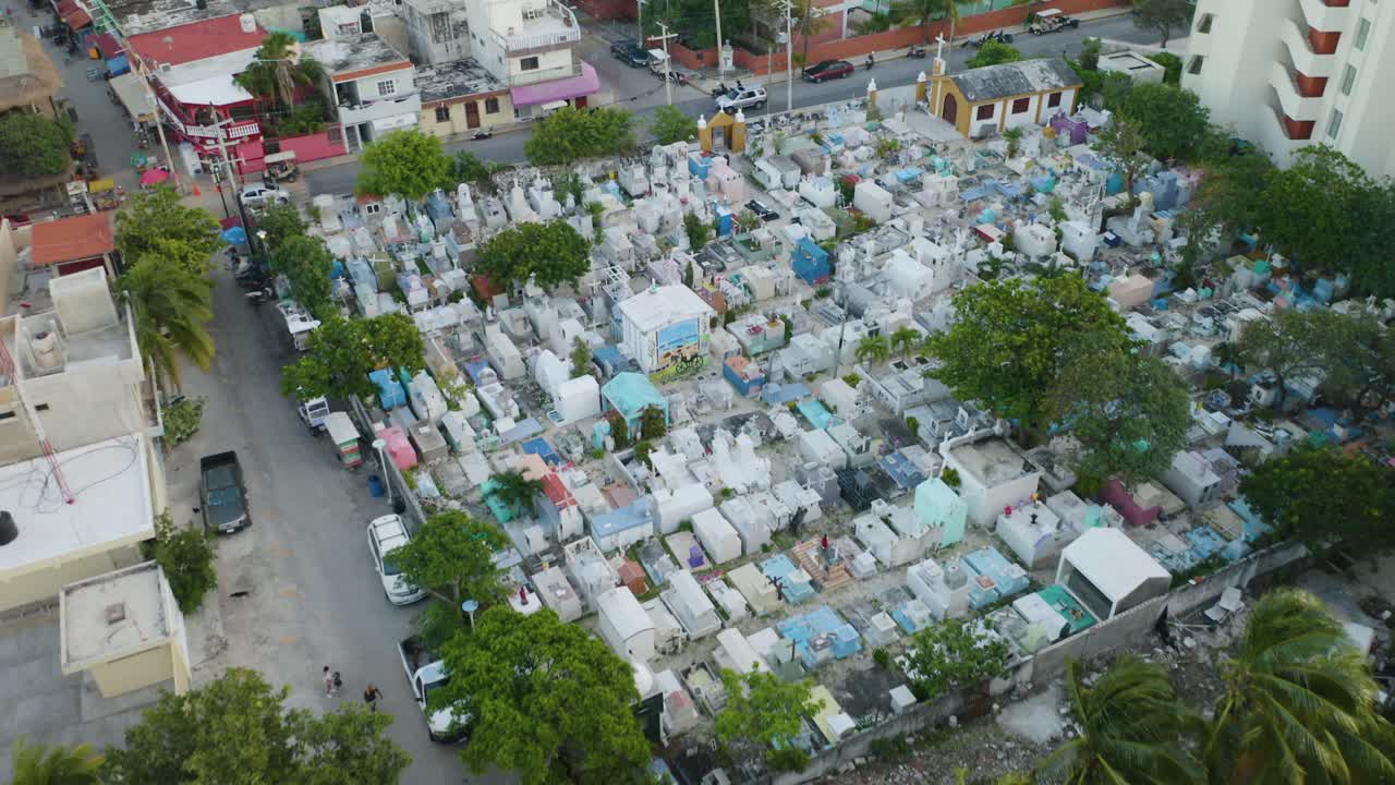 열대 도시 지역에 있는 붐비는 묘지의 조감도