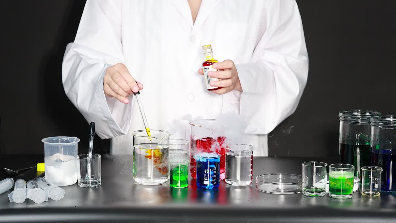 experimento de química líquida de colores