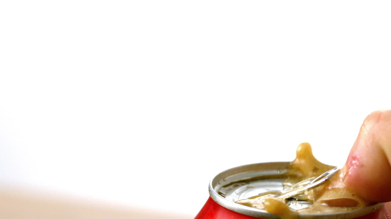 la mano abriendo una lata de refresco