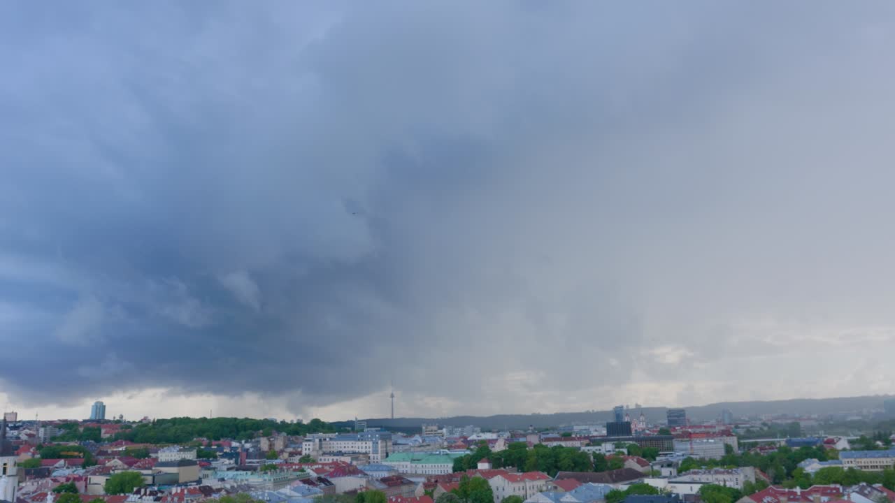 빌니우스 시의 저녁, 따뜻한 여름날의 황금빛과 비, 4k 비디오