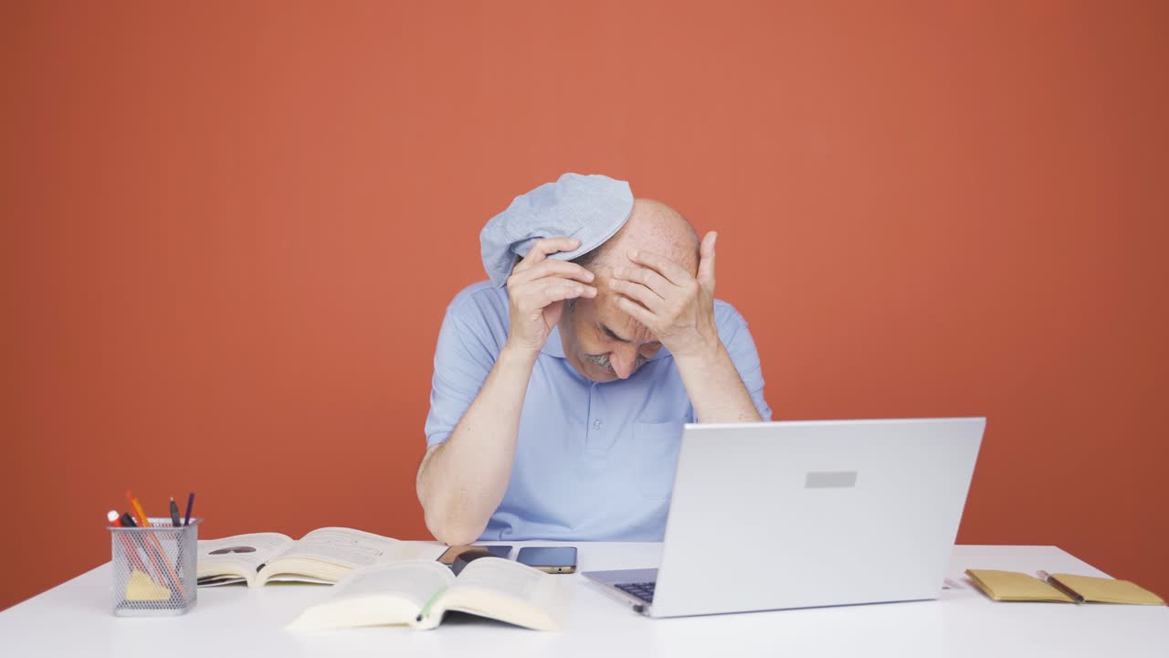 노인이 노트북으로 일하면서 두통이 났어요.