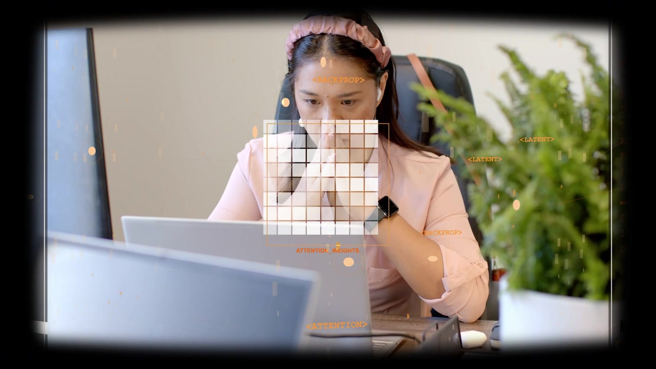 Mulher inclinada, alternando o olhar entre laptop e monitor, enquanto uma grade HUD emerge, impulsionando uma auditoria tecnológica.