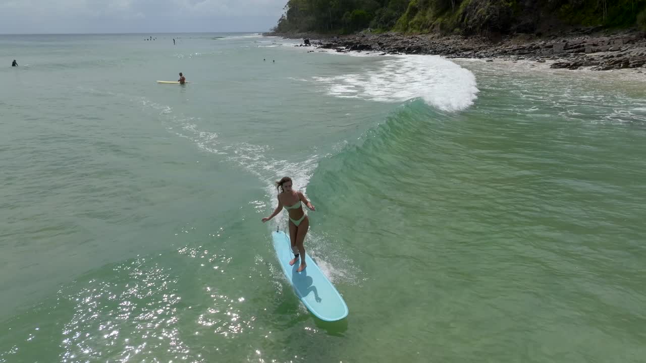 sesión de surf con drones de noosa en un día soleado, australia