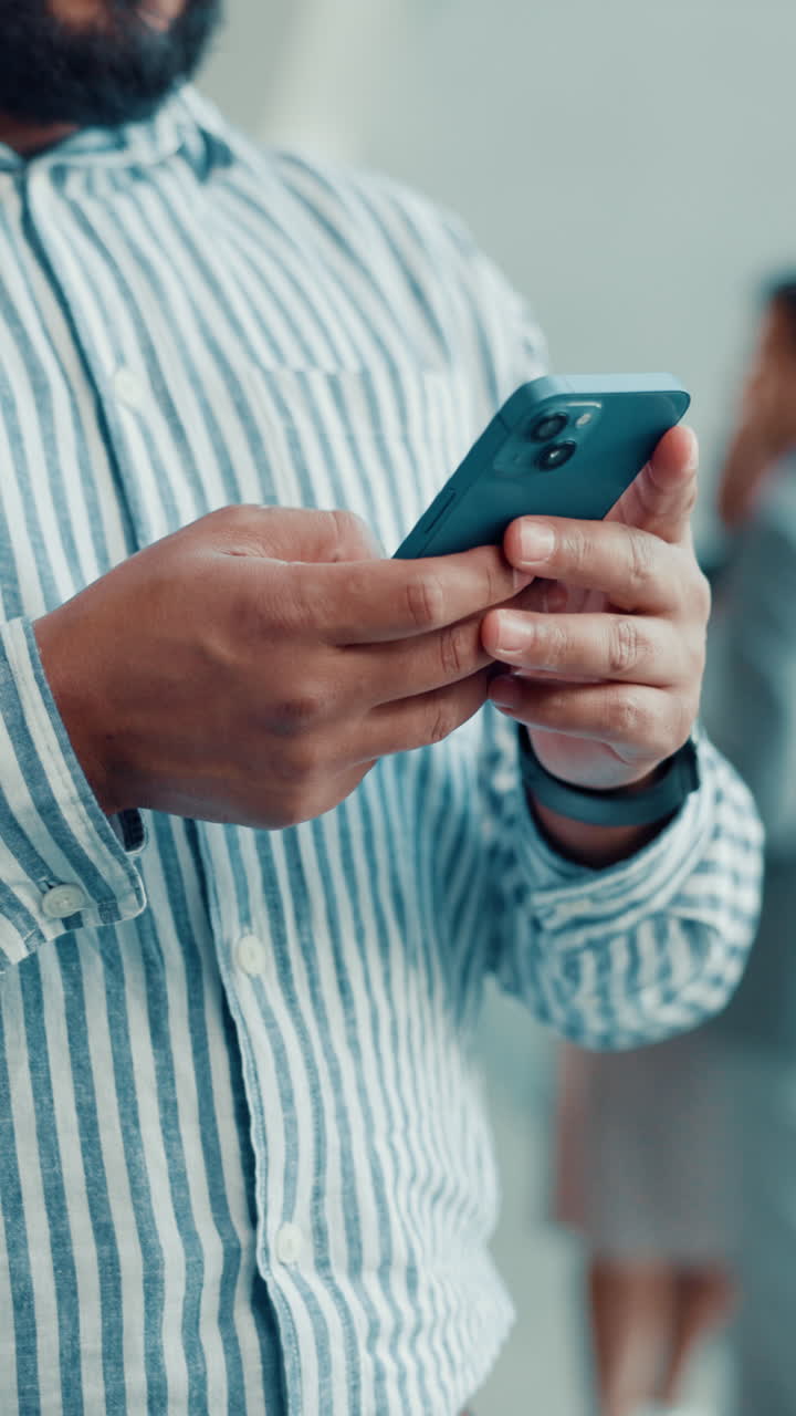 Persona in possesso di uno smartphone