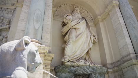 la fuente de moisés - una fuente impresionante e históricamente significativa - roma, italia - toma de bajo ángulo