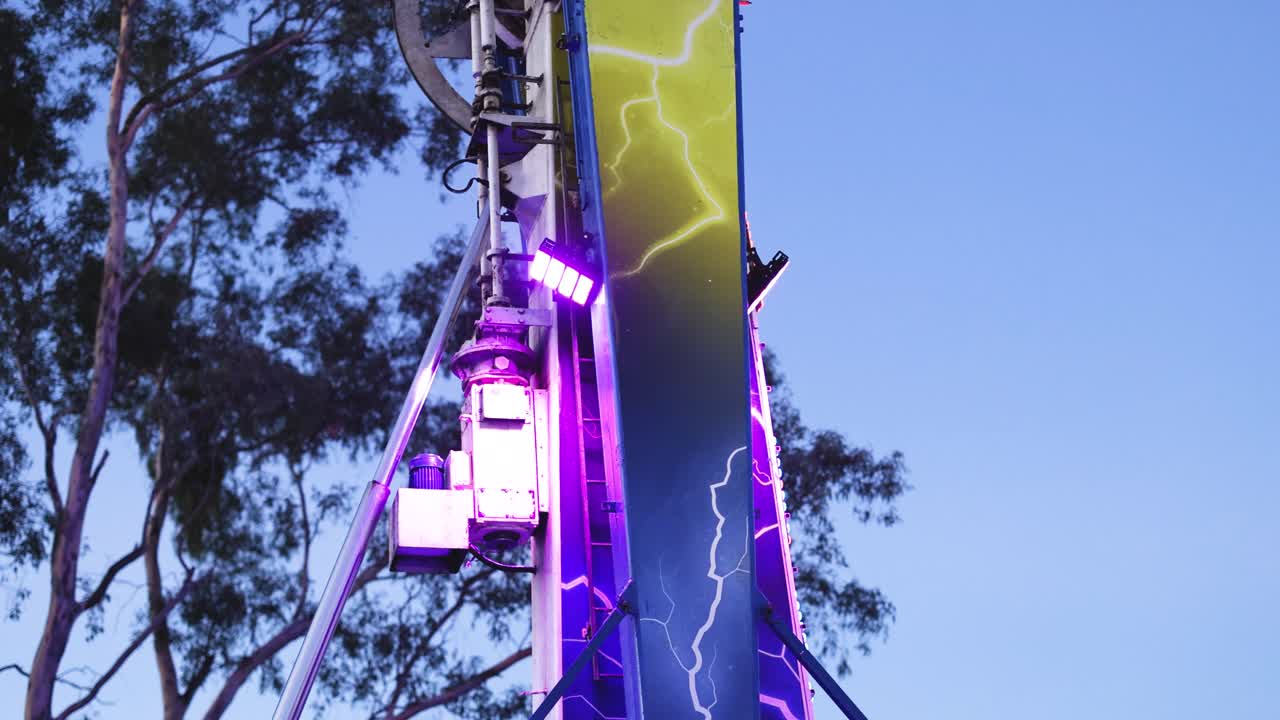 paseo en un parque de atracciones con luces de colores cambiantes