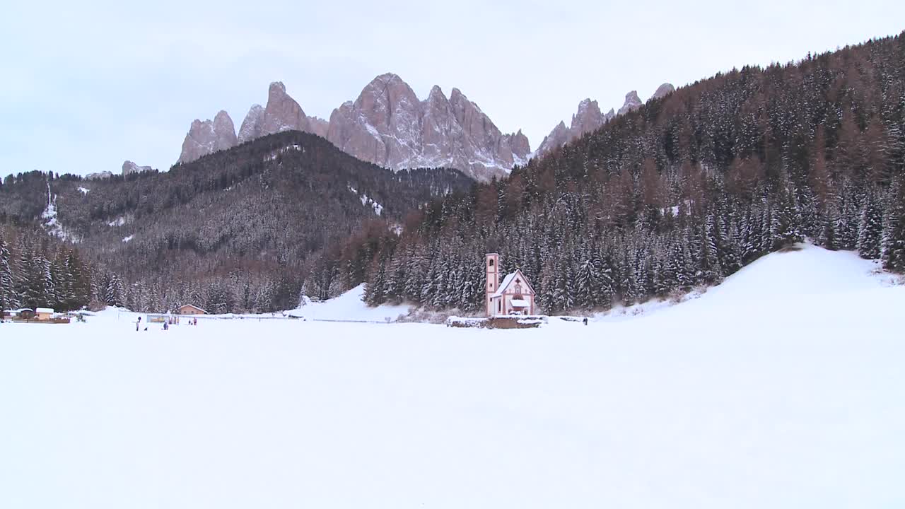 una hermosa iglesia está enclavada en los alpes 2