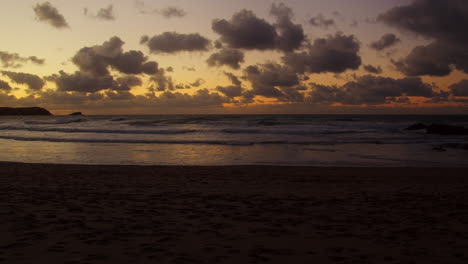 Beautiful-Scenic-Oceanscape-with-Sunset,-Waves-and-Beach-in-Newquay,-Cornwall