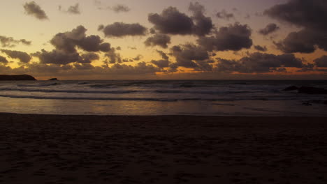 hermoso paisaje marino escénico con puesta de sol, olas y playa en newquay, cornwall