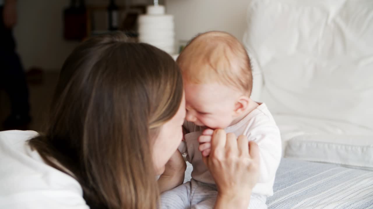 기쁜 엄마와 귀여운 아기 딸이 미소 짓고
