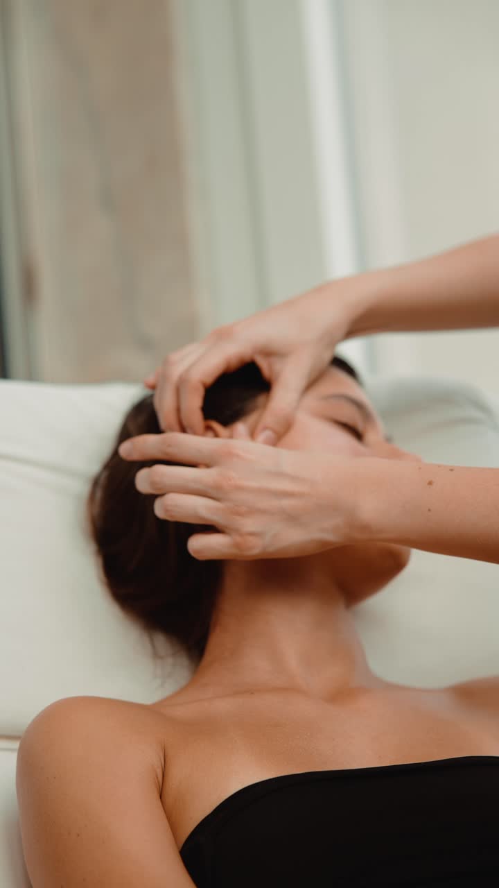 Mujer recibiendo un relajante masaje facial en un spa