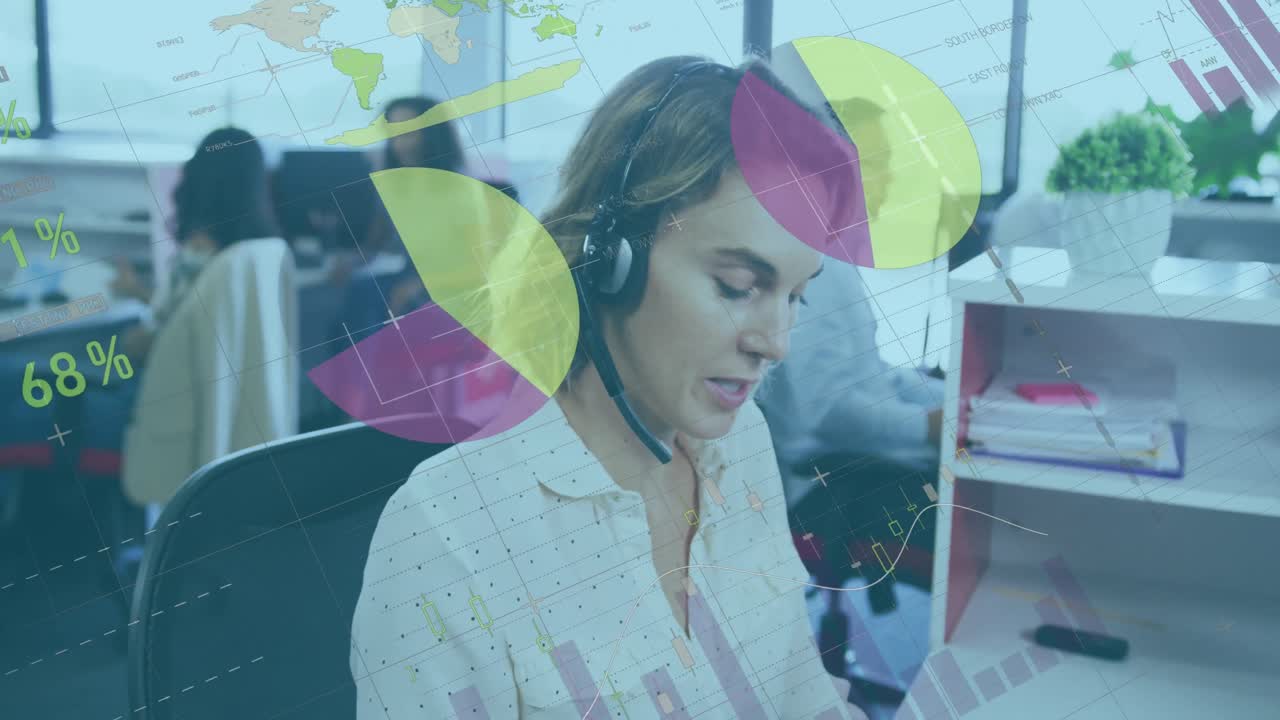 animación de procesamiento de datos estadísticos contra mujer caucásica hablando en auriculares de teléfono en la oficina.