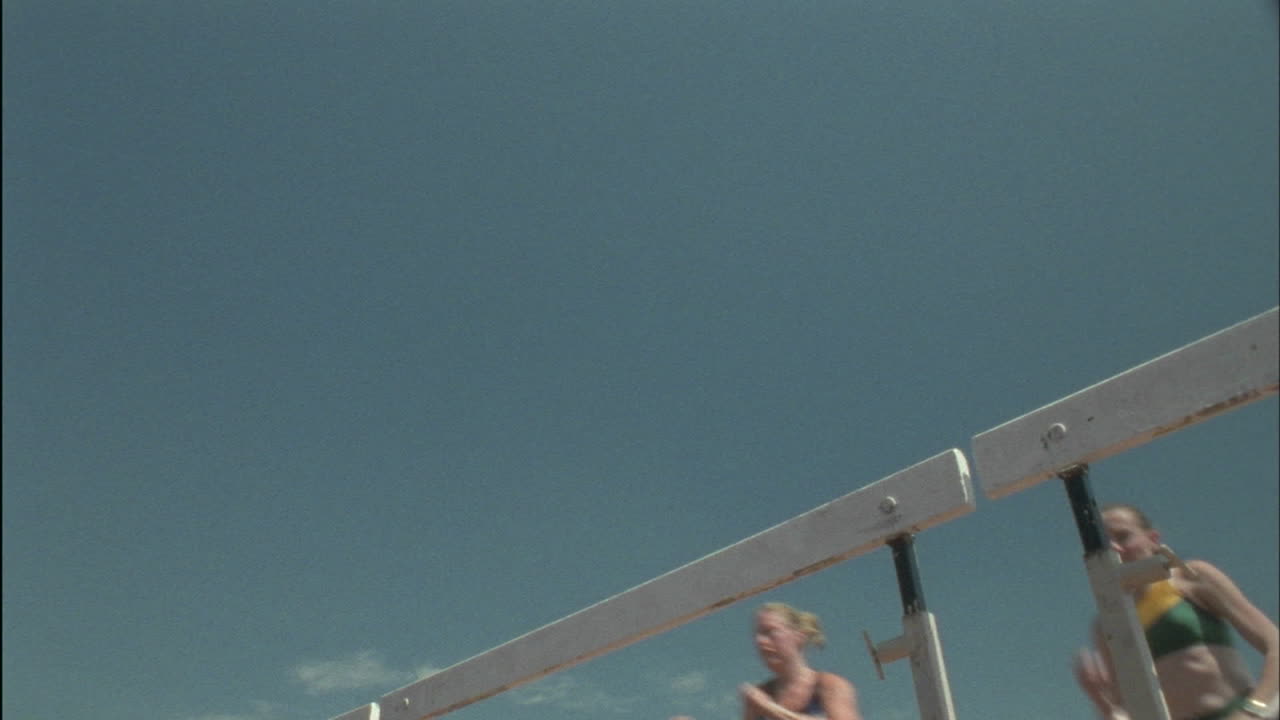 여성 레이서들이 허들을 뛰어넘다