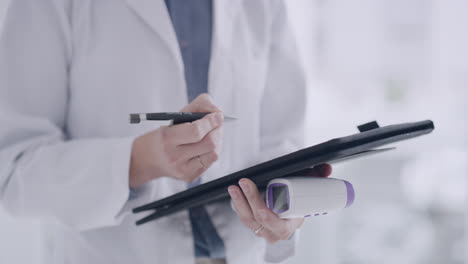 코로나 환자 차트를 작성하는 의사의 클로즈업