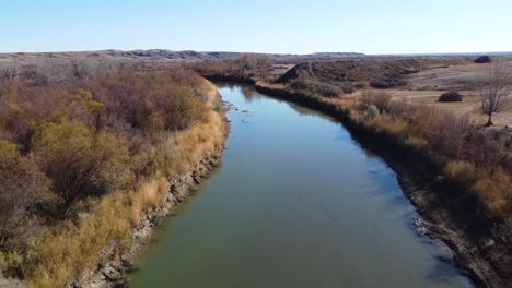 la orilla sur sobre el río red deer en alberta, canadá