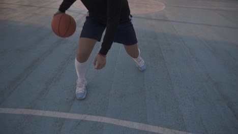 Jugadora-De-Baloncesto-A-La-Luz-De-La-Mañana-En-Una-Cancha-Profesional-Corriendo-Con-La-Pelota-Y-Tirando-La-Pelota-A-La-Red