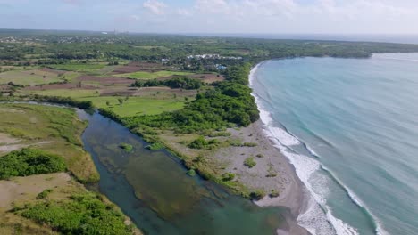 desembocadura del río nizao cerca de la playa de patos en san cristobal, república dominicana