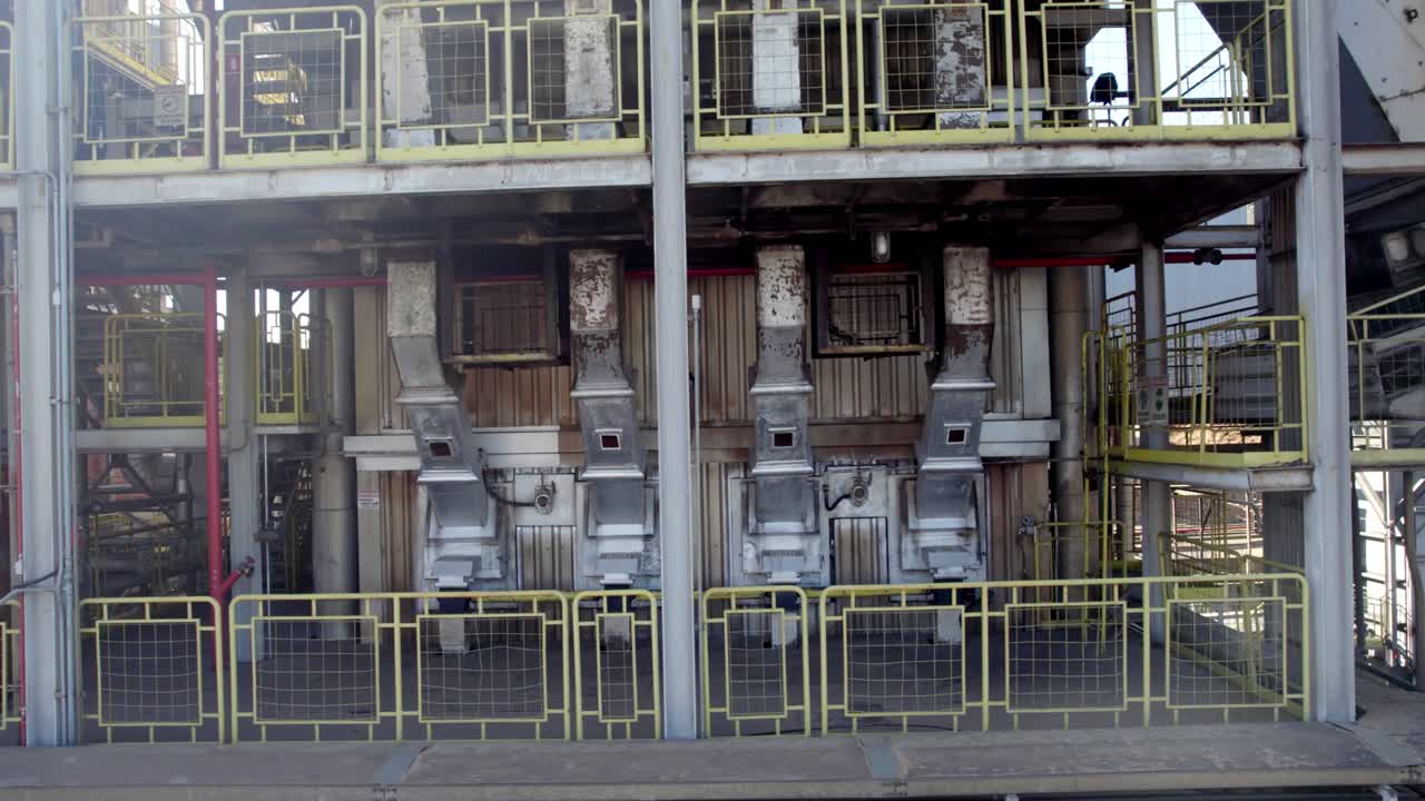 sistema de transporte de la planta de algodón con un complejo de tuberías y líneas de transporte y cintas - dolly de primer plano aéreo a la derecha