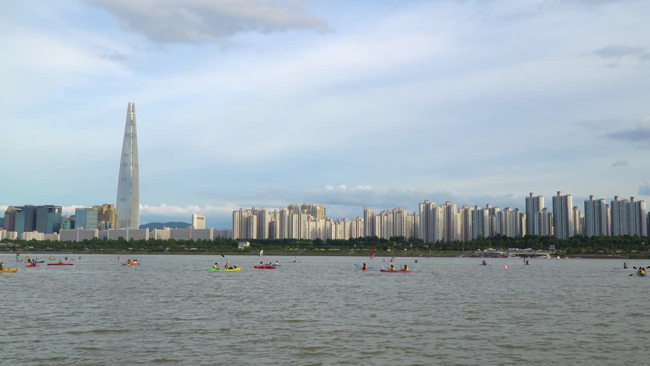 서울의 스카이라인을 배경으로 한강에서 수상 스포츠를 즐기는 활동적인 애호가들