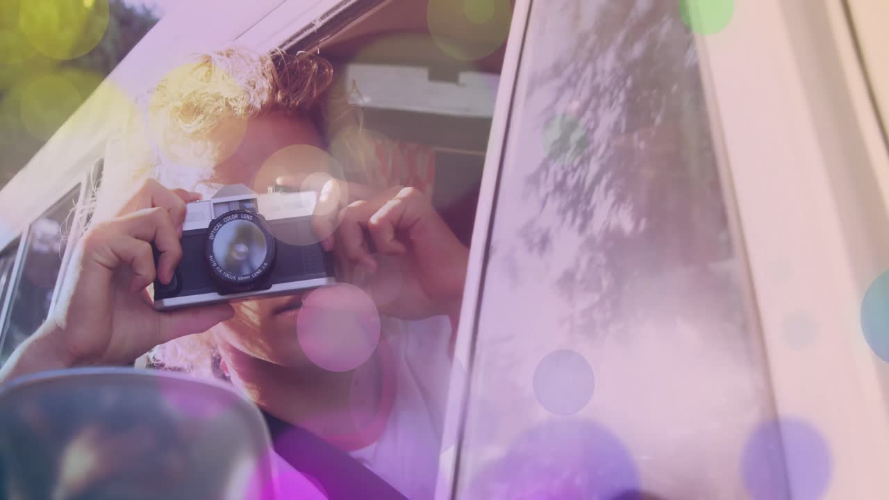 animación de manchas coloridas sobre mujer caucásica tomando fotos