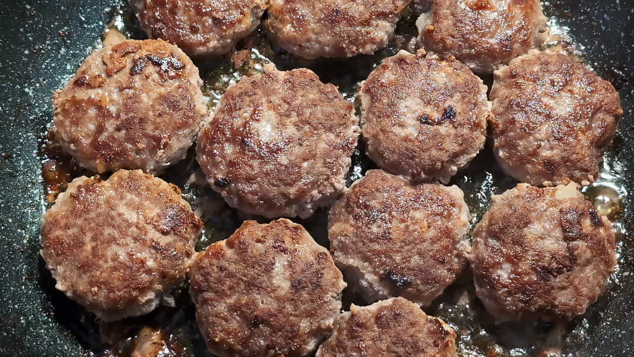 빛이 반사되는 동안 검은 판에 버터에 긴 고기 어리