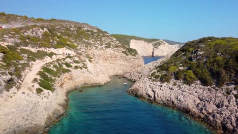 Korakonissi-Strand-Mit-Klippen-Auf-Der-Insel-Zakynthos