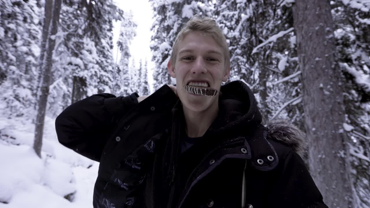 Wanderer macht Snackpause, isst einen Riegel auf einer Wanderung, 4K
