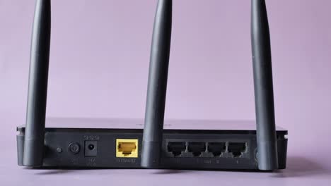 WLAN-Router-Mit-Kabeln-Auf-Dem-Tisch