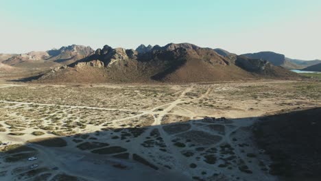 Panoramablick-Auf-Die-Berge-Und-Die-Wüstenlandschaft,-Playa-El-Telocote-In-Baja-California-Sur,-Mexiko