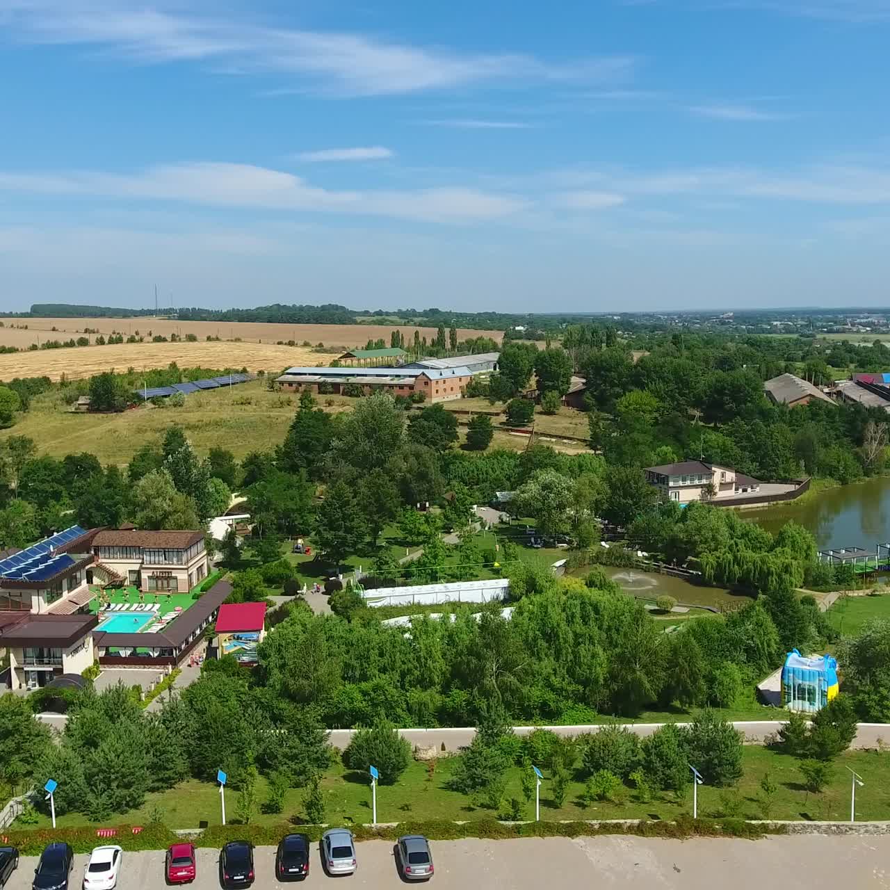 Territorio rurale ben organizzato per il turismo verde e il riposo. Case e prati dotati di pannelli solari. Area di resort termale. Vista dall'alto