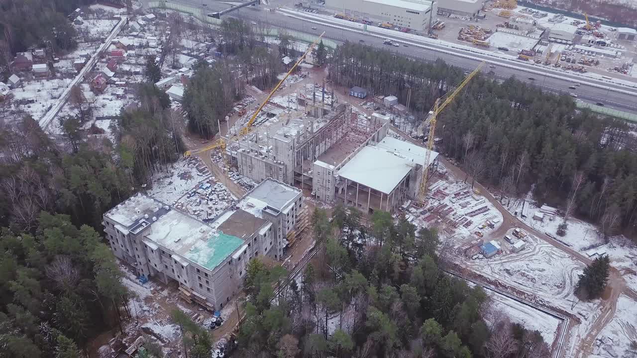 взгляд с воздуха на строительную площадку зимой