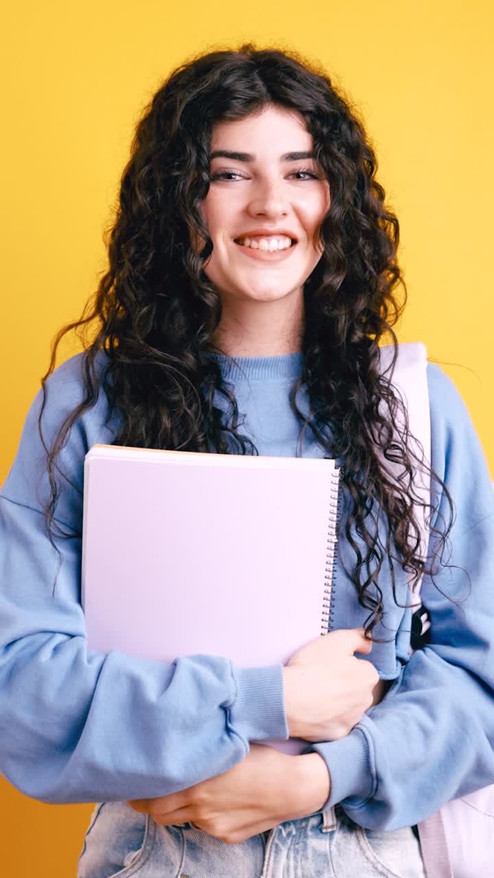 Studente entusiasta con quaderno e zaino
