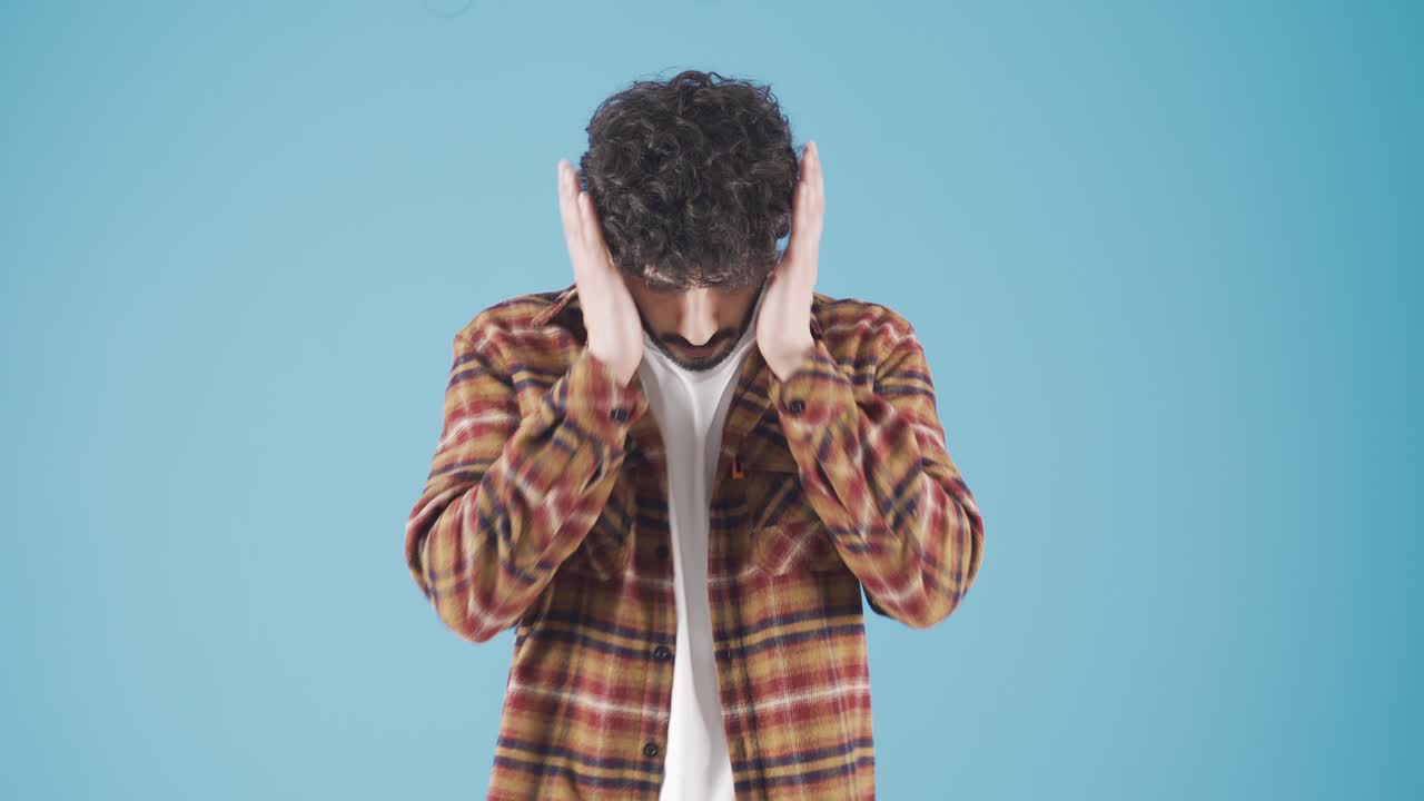 un joven confundido y deprimido enojándose, tratando de contenerse.