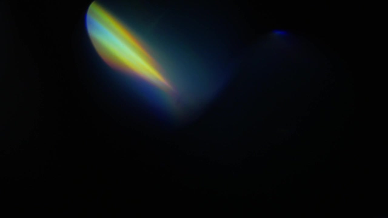 Fughe di luce blu dinamiche e bagliori dell'obiettivo arcobaleno